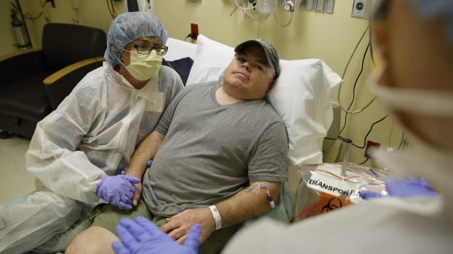 Brian Madeux, de 44 años, sentado junto a su novia Marcie Humphrey, espera recibir la primera terapia de edición génica humana.