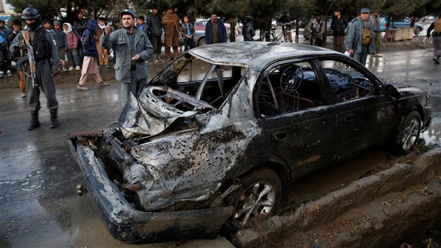 El ataque tuvo como blanco un mitín político de criticos del gobierno afgano.