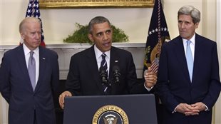 Le président américain Barack Obama accompagné du vice-président Joe Biden et du secrétaire d’État John Kerry, annonce qu’il refuse le projet de pipeline Keystone XL lors d’une conférence de presse le 6 novembre 2015. © Susan Walsh