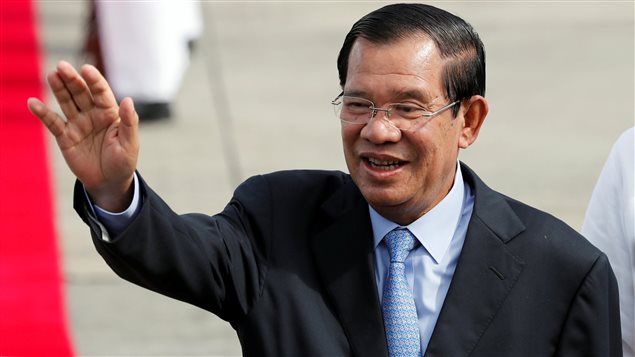 Cambodia’s Prime Minister Hun Sen waves to well wishers upon his arrival to attend the Association of South East Asian Nations (ASEAN) Summit and related meetings in Clark, Pampanga in northern Philippines November 11, 2017.