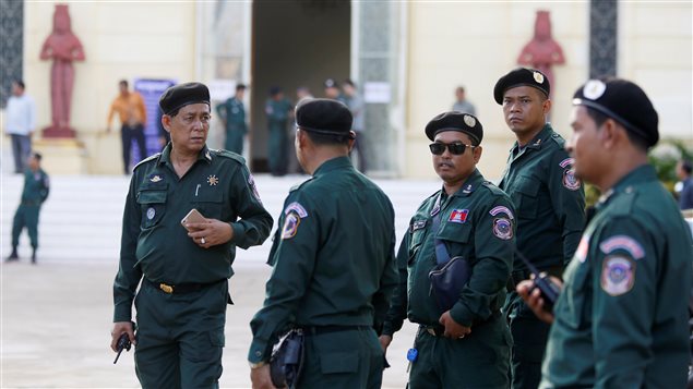 Police officers stand guard at the Supreme Court during a hearing to decide whether to dissolve the main opposition Cambodia National Rescue Party (CNRP), in Phnom Penh, Cambodia, November 16, 2017.