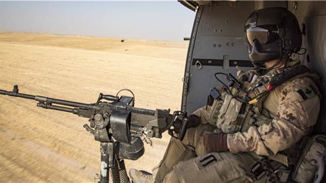  A door gunner with the Tactical Aviation Detachment watches out of a CH-146 Griffon helicopter during Operation IMPACT on September 27, 2017.