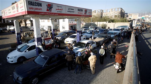 Cars crowd at a gas station amid fuel supply shortage in Sanaa, Yemen November 10, 2017.