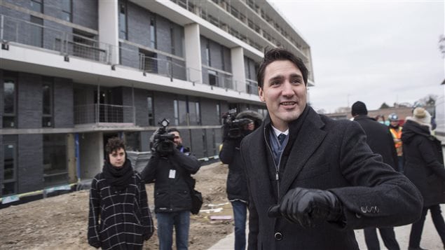 رئيس الحكومة الكندية جوستان ترودو يتفقد مشروعاً سكنياً في إحدى ضواحي تورونتو اليوم قبيْل كشفه عن الاستراتيجية الفدرالية الجديدة حول السكن. 