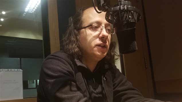 El autor mexicano-canadiense Ángel Mota Berriozábal.