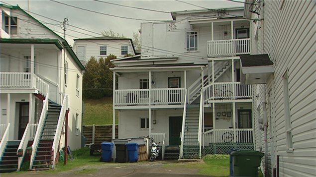 Des logements sociaux, à Rimouski au Québec. Selon Statistique Canada, seulement 75,5 % des ménages canadiens vivaient dans un logement abordable en 2014. Avec un taux inférieur à 73 %, l'Ontario et la Colombie-Britannique fermaient la marche.