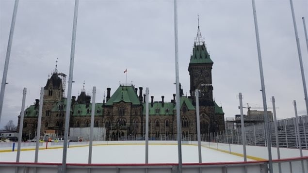 渥太华联邦议会大厦前的露天冰场已经建成