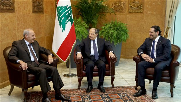 لقاء في قصر الرئاسة اللبنانية في بعبدا اليوم بين الرئيس ميشال عون (في الوسط) ورئيس المجلس النيابي نبيه برّي (إلى اليسار) ورئيس الحكومة سعد الحريري. 