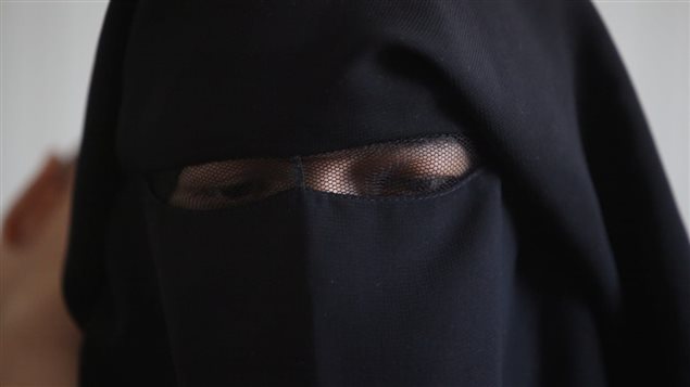 إمرأة منقبة