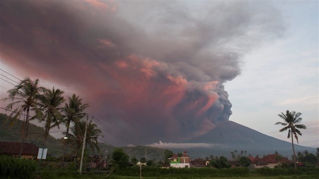 Le volcan Agung en éruption, vu du village de Culik, à Bali, en Indonésie. Photo : Reuters/Nyoman Budhiana/Antara Foto Agency