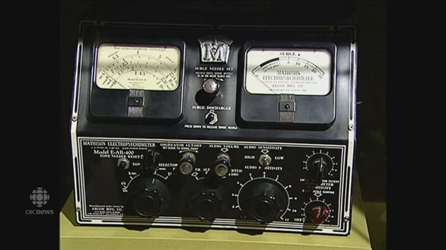 The so-called *fruit machine* completely flawed, it was nonetheless used to detect homosexuals in the civil service and military. The original was more complex than this similar version and was destroyed. This replica is displayed in the Canadian War Museum as part of the activities of the RCMP during the Cold War.