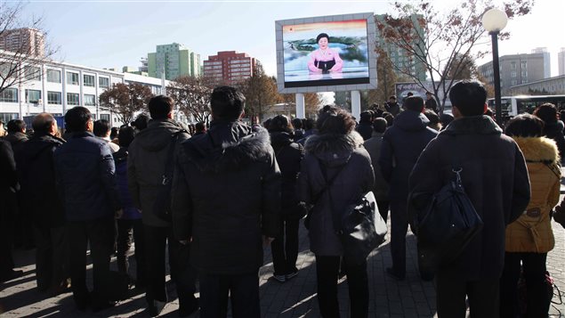 Los norcoreanos suelen seguir con atención cada uno de los ensayo de misiles de su país.