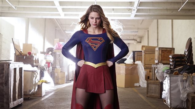 L’actrive Melissa Benoist dans la série télévisée Supergirl tournée dans la ville de Vancouver.