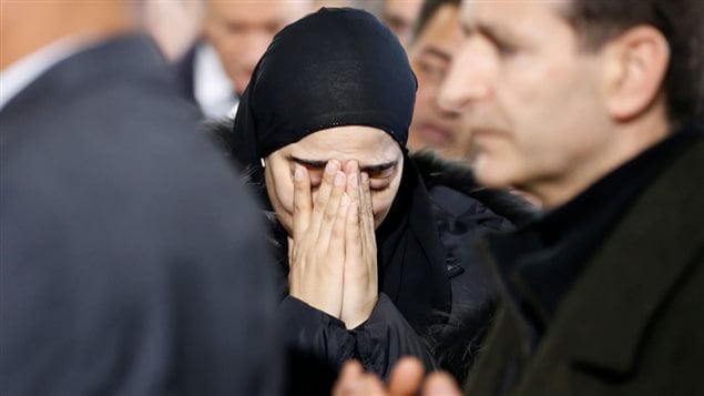 امرأة تبكي خلال تشييع الضحايا