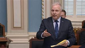 Le chef du Parti québécois, Jean-François Lisée, discute de la motion déposée par son parti, jeudi à l’Assemblée nationale, sur l’abandon de la formule d’accueil « bonjour, *hi* » dans les commerces québécois. Photo : Radio-Canada