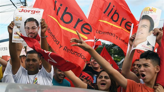 Partidarios de la Alianza de Oposición contra la Dictadura, conformada por el Partido Libertad y Refundación (Libre) y el Partido Innovación y Unidad (PINU-SD).