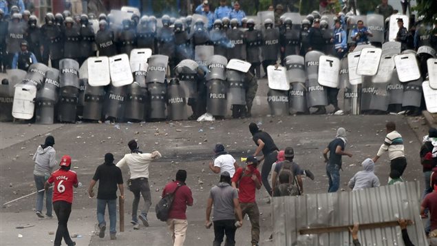 Enfrentamientos entre manifestantes y policías en Honduras debido al retraso en el recuento de votos y los temores de un fraude electoral.
