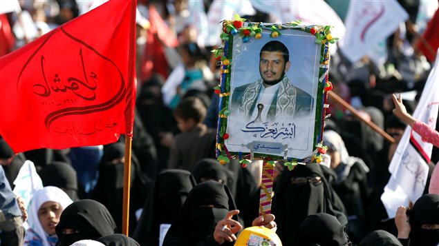نساء يرفعن صورة لزعيم جماعة