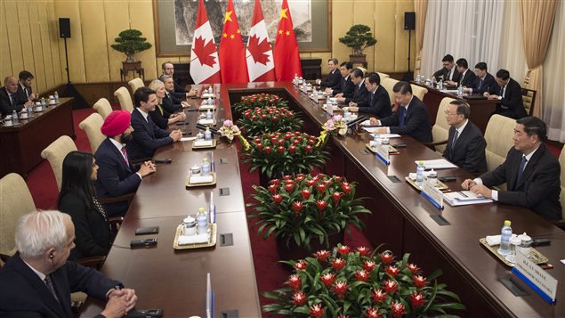 Canadian Prime Minister Justin Trudeau, fourth from left, speaks to Chinese President Xi Jinping, third from right, during a meeting at the Diaoyutai State Guesthouse in Beijing, Dec. 5, 2017. Canada has high hopes for a trade agreement with China but won’t rush into negotiations that could affect their economies for generations to come, Trudeau said Tuesday.