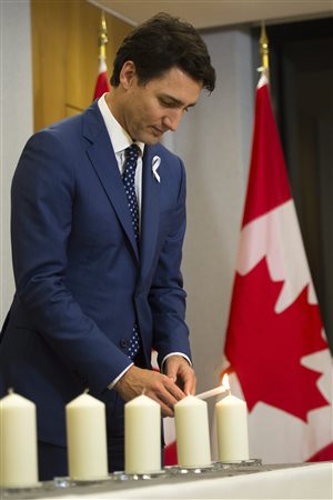 At Canada’s consulate in Guangzhou, China Prime Minister Justin Trudeau lit a candle to commemorate the victims of Polytechnique massacre. 