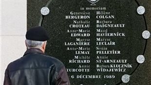 Un homme rend hommage aux victimes du massacre au monument de la tuerie de l’École polytechnique de Montréal (archives). Photo : PC/RYAN REMIORZ