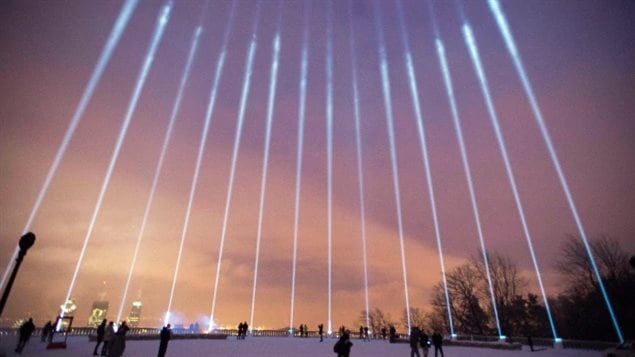 Quatorze lumières brillent vers le ciel lors d’une cérémonie sur le mont Royal à l’occasion du 25e anniversaire du massacre de Polytechnique. (Ryan Remiorz / Presse canadienne)