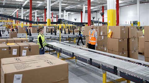 Des employés d’Amazon travaillent dans un entrepôt du géant américain du commerce de détail.