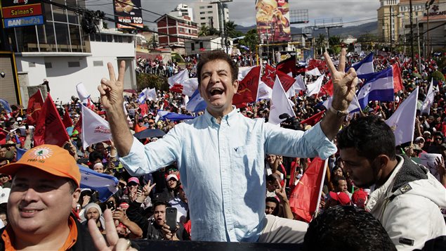 Salvador Nasralla, candidato de la alianza opositora, celebra un mitin en Tegucigalpa, Honduras, el domingo 10 de diciembre de 2017. 