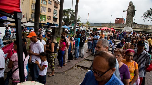 Votantes venezolanos hacen fila para votar en las elecciones de alcaldes. 10 de diciembre, 2017.