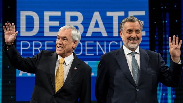 Los candidatos a la presidencia de Chile: Sebastián Piñera y Alejandro Guillier saludan antes del último debate presidencial en Santiago, el 11 de diciembre de 2017. El multimillonario de derecha y ex presidente Sebastián Piñera se enfrentará al ex periodista de izquierda Alejandro Guillier en una segunda vuelta el próximo 17 de diciembre en Chile. 