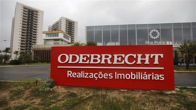 Un letrero de Odebrecht frente a la villa olímpica de los Juegos de Rio 2016, ahora abandonada, el 12 de abril de 2017 en Río de Janeiro, Brasil. La firma brasileña Odebrecht está envuelta en una serie de escándalos por lago de sobornos en la región. 