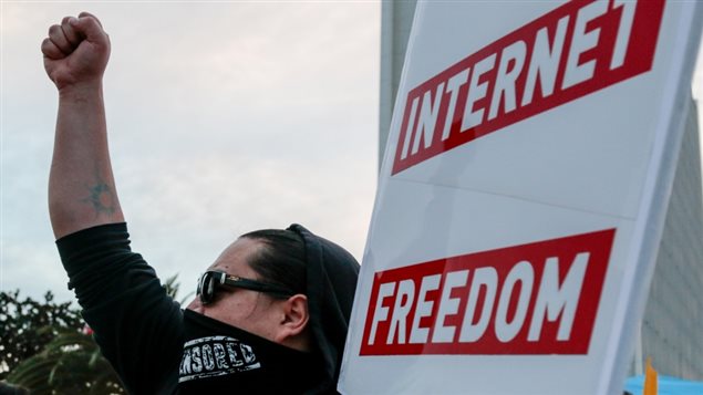 Lance Brown Eyes, partidario de Net Neutrality, protesta por la reciente decisión de la FCC de revocar el principio de la neutralidad en la red en Los Ángeles el 28 de noviembre de 2017. 