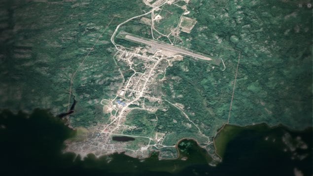 La piste d’atterrissage est située à l’extrémité nord de la communauté d’environ 900 personnes.