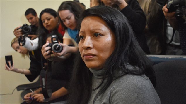 Teodora del Carmen Vásquez asiste a una audiencia en el Centro Judicial Isidro Menéndez, para revisar su sentencia de 2008, dictada bajo leyes draconianas antiaborto luego de sufrir un aborto espontáneo, en San Salvador el 13 de diciembre de 2017. 
