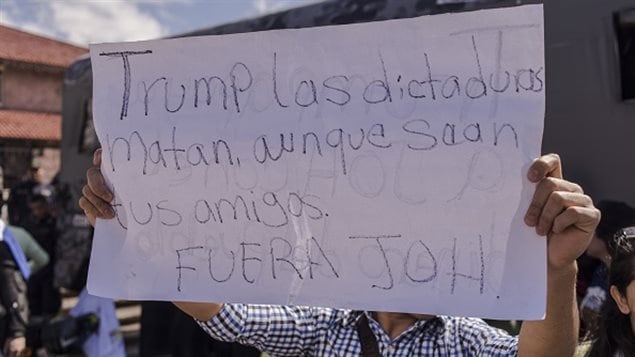 Un hombre lleva una pancarta denunciando a Trump y al actual presidente Juan Orlando Hernández (JOH), denunciados por fraude electoral. Tegucigalpa, Honduras 11 de diciembre de 2017. 