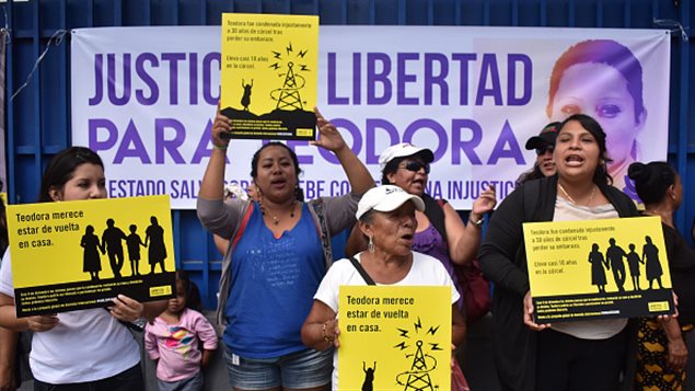 Mujeres salvadoreñas exigen la liberación de Teodora Vásquez, condenada de 30 años de prisión tras ser declarada culpable de *homicidio agravado* por un mortinato en su noveno mes de embarazo.