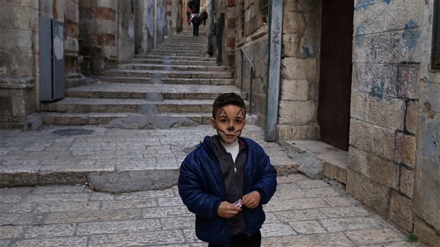 طفل في شوارع القدس العتيقة