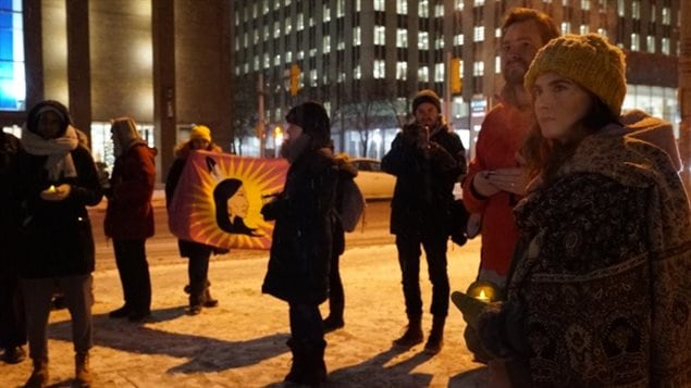 About 30 people took braved freezing temperatures at Ottawa’s Human Rights Monument on Dec. 15, 2017 to support Delilah Saunders and to protest restrictions on transplant recipients.
