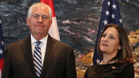 Rex Tillerson pose aux côtés de son homologue canadienne Chrystia Freeland, lors d’une réunion mardi à Ottawa. PHOTO AFP