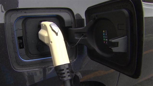 Un vehículo eléctrico es recargado. Noruega lidera la promoción de los vehículos eléctricos y ha anunciado que la venta de coches de combustión interna estará prohibida a partir de 2025.