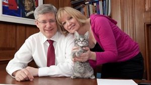 Stephen Harper et sa femme, Laureen, tiennent Stanley dans leurs bras derrière le bureau du premier ministre en 2011. PHOTO TIRÉE DE FACEBOOK