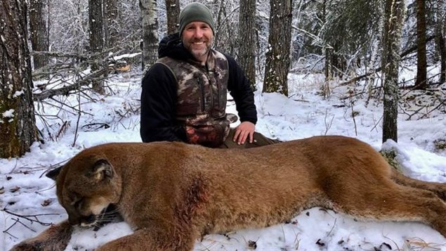 Sur cette photo, Steve Ecklund pose avec le cougar qu’il a abattu.PHOTO TIRÉE DE FACEBOOK 