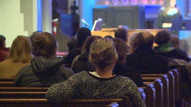 El evento navideño Blue Christmas de la Iglesia Canadiense Memorial United Church está abierto a cualquier persona que esté enfrentando penas durante los días festivos. 