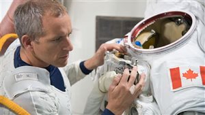 L’astronaute canadien David Saint-Jacques en formation dans le simulateur de sas de la Station spatiale internationale (SSI) au centre spatial Johnson (JSC) de la NASA Photo Credit: Agence spatiale canadienne.