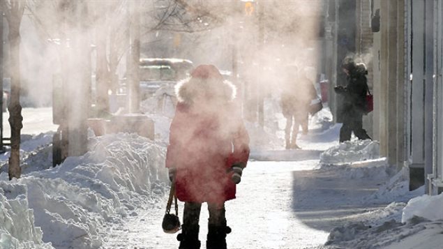 Se esperaba que el frío extremo en Manitoba disminuya un poco este jueves, pero el Ministerio del Medioambiente de Canadá dijo que la ola de frío probablemente volverá a esa región de las Praderas el fin de semana. 