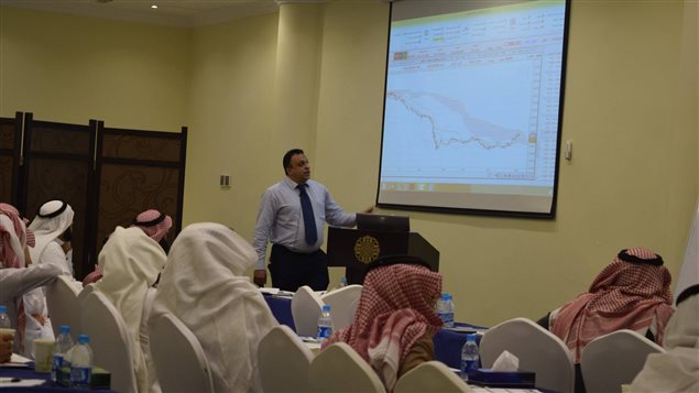 الخبير في شؤون المال والأسواق المالية محمد رياض البكري يعطي درساً في مجال الاستثمار (أرشيف)