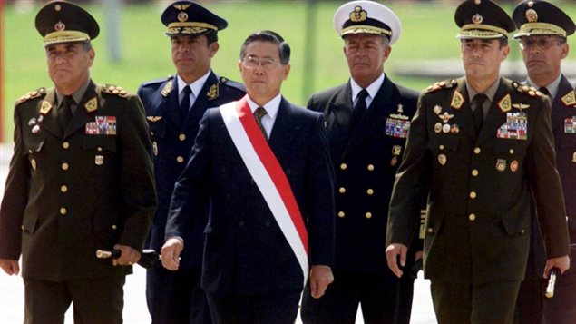 El otrora presidente de mano dura del Perú Alberto Fujimori, durante un acto militar en Lima. 