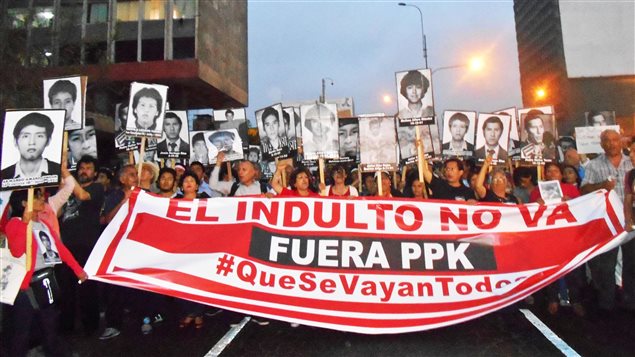 Miles de peruanos marcharon en Lima el 28 de diciembre de 2017 en protesta por el indulto otorgado al ex presidente Alberto Fujimori, quien cumplía una condena de 25 años por violaciones a los derechos humanos. 