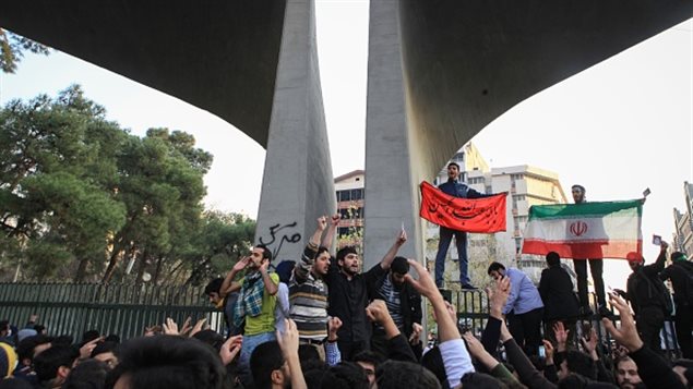 Protesta por el alto costo de vida en Teherán, Irán, el 30 de diciembre de 2017. 