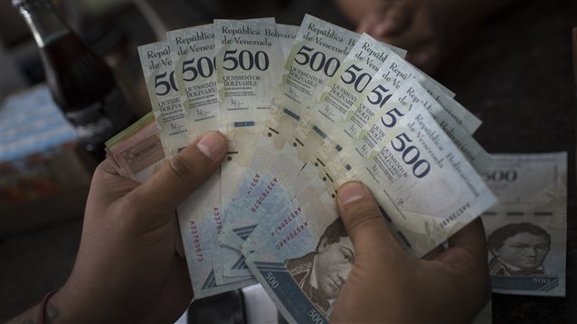 Un venezolano exhibe billetes de 500 bolívares en una tienda en Caracas, Venezuela. La inflación afecta bienes de consumo básicos, desde alimentos hasta medicamentos. 